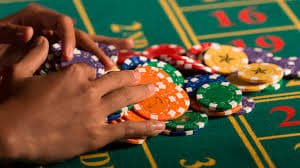 mmr1155 mobile APP ဖြင့် ဘောလုံးပွဲ live betting stake တင်နေသော မြန်မာ ကစားသမား
